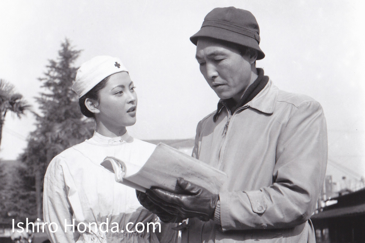 さらばラバウル 最後の戦闘機　東宝撮影所にて、台本を手にした本多猪四郎監督（右）と岡田茉莉子（左）